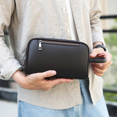 Man holding the FingerLock clutch in Black